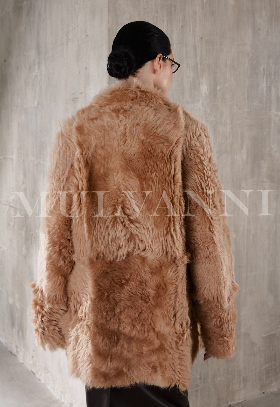 Women's short camel shearling coat, featuring a plush texture and a relaxed, casual fit. The coat has a cropped length, broad lapels, and a simple button-up front, blending comfort with effortless style.