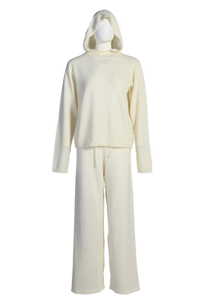 Cozy and stylish cashmere set in craie, crafted to provide warmth and a chic, relaxed fit for everyday luxury.