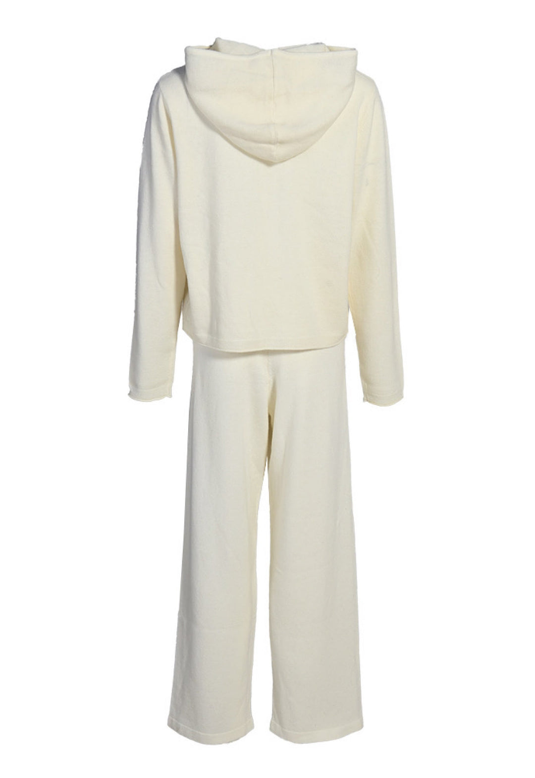Soft and warm craie cashmere set, ideal for layering with a relaxed silhouette that balances comfort and sophistication.
