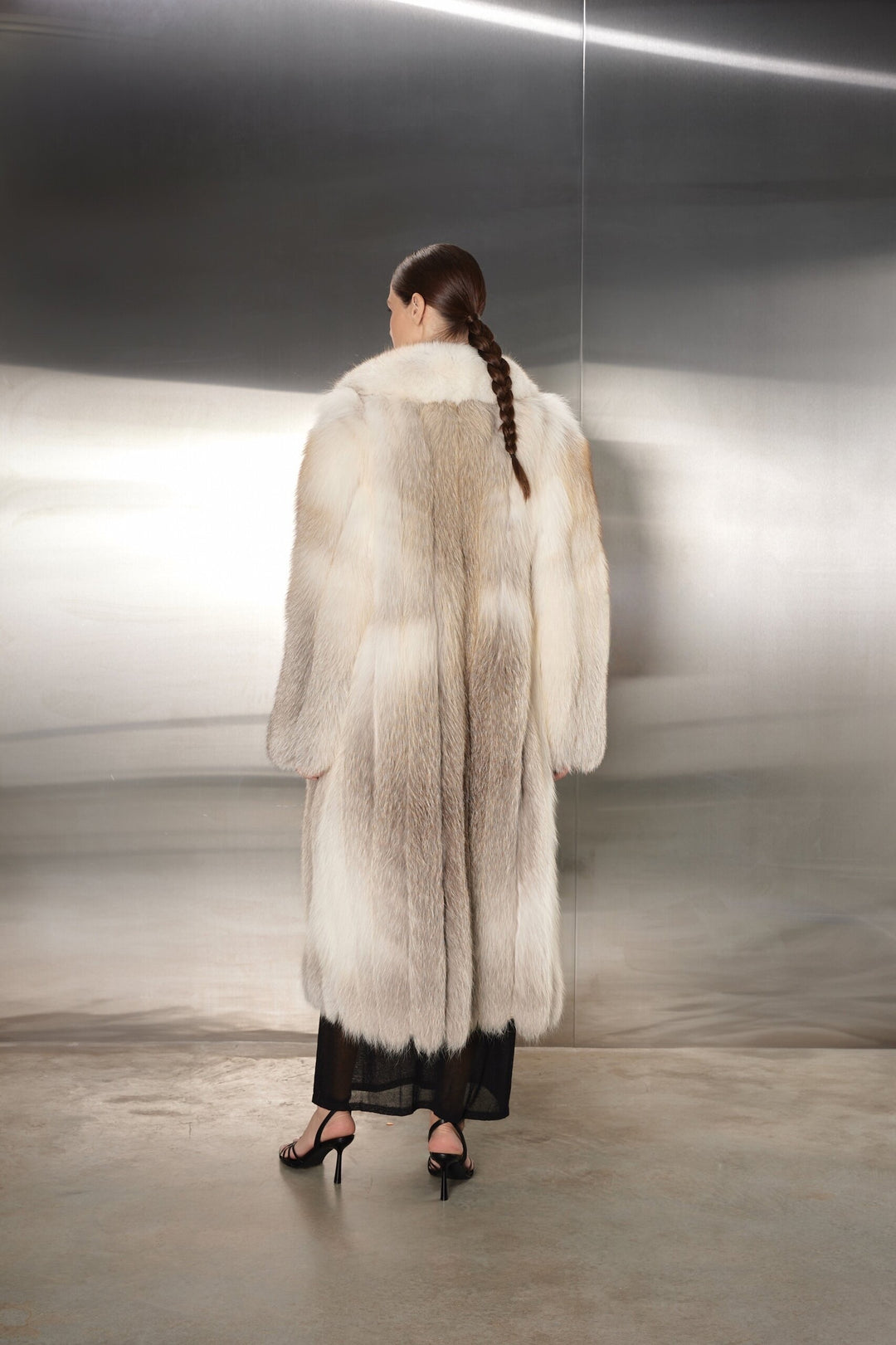 Wearing a gold fox fur coat, the woman embodies elegance and grandeur, with the coat’s plush fur and elongated fit offering both warmth and sophisticated style.