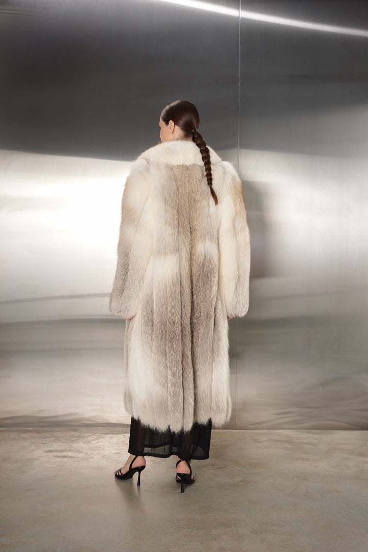Wearing a gold fox fur coat, the woman embodies elegance and grandeur, with the coat’s plush fur and elongated fit offering both warmth and sophisticated style.
