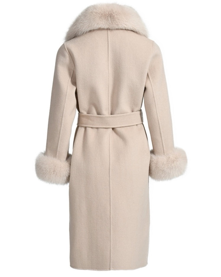 Back of a cashmere beige coat. The combination of cashmere and fur offers both warmth and elegance for winter outings.