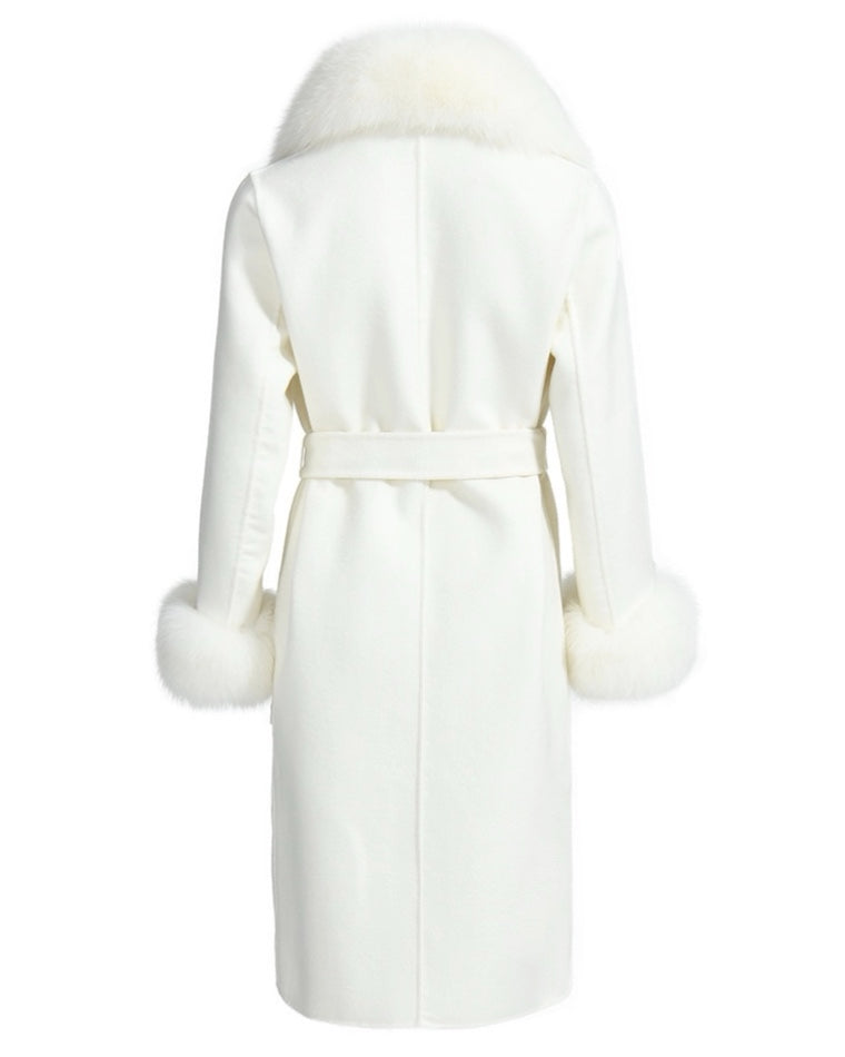  A cashmere white coat timeless style and rich materials exude elegance and comfort.